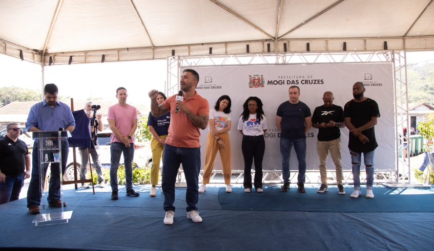 Prefeito Caio Cunha, ao lado de autoridades, falou sobre a importância do projeto dos Parques Naturalizados para o lazer e a segurança das crianças (Warley Kenji/PMMC)