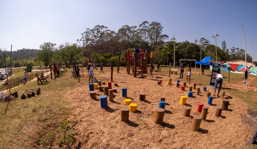 Parque Naturalizado utiliza brinquedos construídos com materiais naturais, coloridos e inseridos em um ambiente que privilegia o contato com a natureza (Warley Kenji/PMMC)