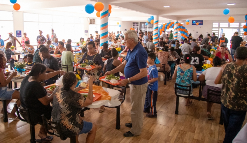 O Bom Prato de Jundiapeba completou nesta terça-feira um ano de atividade e ofereceu um almoço especial em comemoração à data, com presença do prefeito (Warley Kenji/ PMMC)
