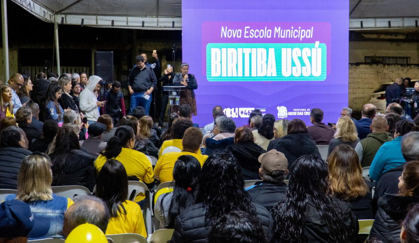Alunos, diretores e ex-diretores das unidades escolares do bairro participaram do evento ao lado da comunidade. (Divulgação/PMMC)