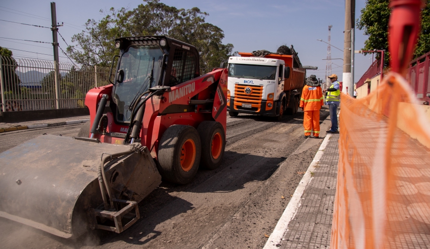Rua Álvaro Pavan recebe serviços com aplicação de camada “binder” e da nova massa asfáltica (Warley Kenji/PMMC)