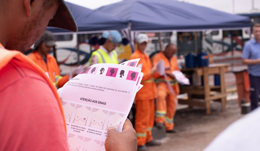 Operários do Nova Mogi recebem orientações sobre câncer de mama em alusão ao Outubro Rosa (Warley Kenji/PMMC)
