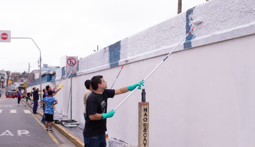 O mutirão reuniu servidores de diferentes setores da Pasta, que pintaram a parte externa da unidade escolar. (Warley Kenji/PMMC)