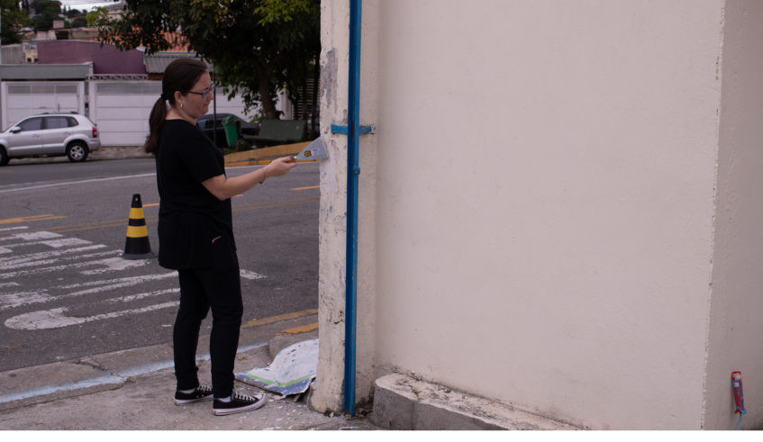Pela primeira vez, a auxiliar de apoio administrativo, Juliana Machado, foi voluntária em um mutirão. (Warley Kenji/PMMC)