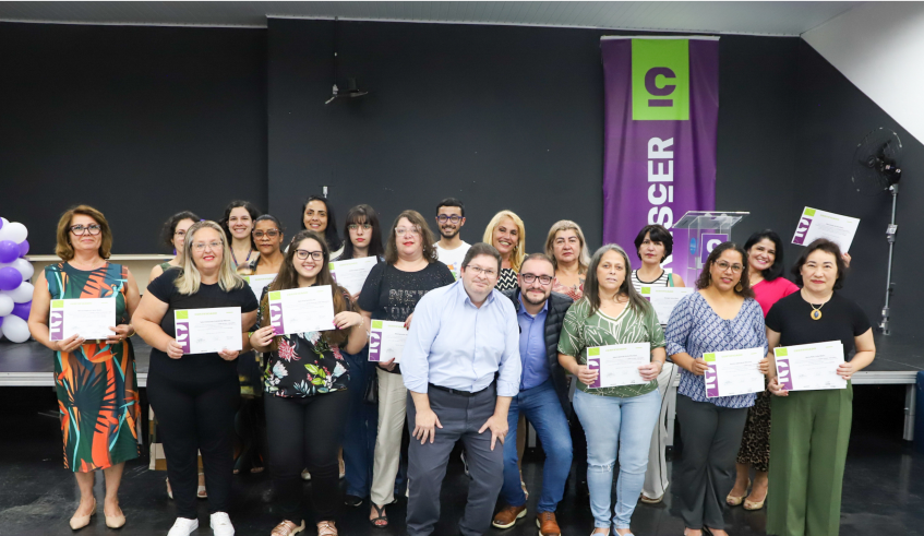Os certificados foram entregues para alunos das unidades do Crescer de Braz Cubas, Vila Natal, Cezar de Souza, Vila Brasileira e Centro. (Divulgação/PMMC)