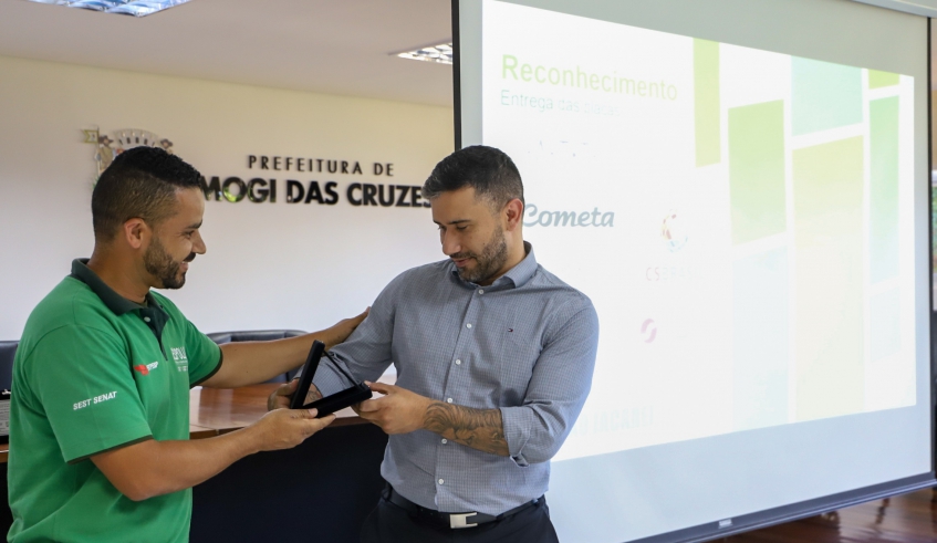 Prefeito Caio Cunha recebeu a premiação de Cidade Verde do Programa Despoluir, em que a frota de ônibus da cidade alcançou média de 97% de aprovação (Divulgação/PMMC)