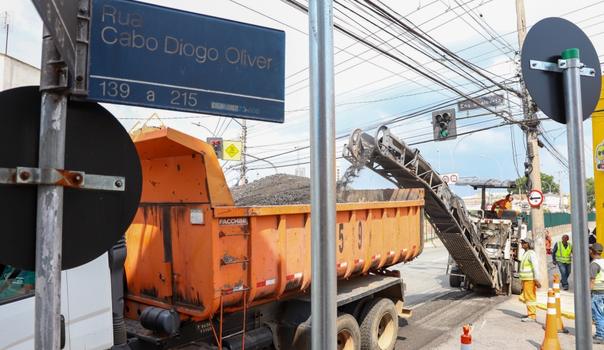 Rua Cabo Diogo Oliver, no Mogilar, segue com as obras no trecho entre a rua Engenheiro Gualberto e Salvador Cabral (Divulgação/PMMC)