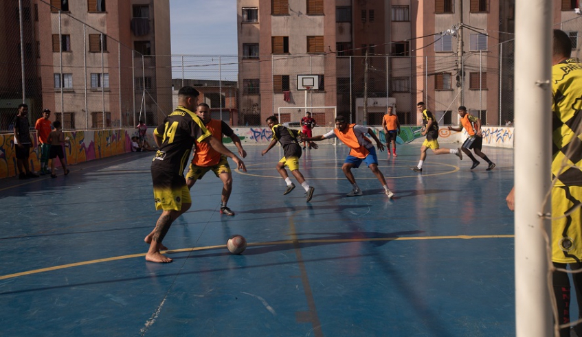 Moradores também participaram de atividades esportivas no local, jogando futsal na quadra (Warley Kenji/PMMC)