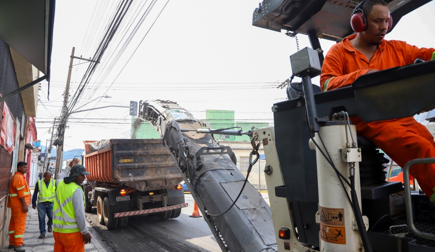 Programa Nova Mogi de Recuperação Asfáltica atua em sete vias do município nesta semana (Divulgação/PMMC)
