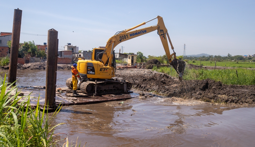 Limpeza e desassoreamento no trecho do rio Jundiaí que corta a região do Oropó beneficiará 4,5 km (Warley Kenji/PMMC)