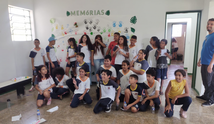 Os alunos visitaram o Centro de Referência Mata Atlântica (CRMA), mantido pela Kimberly, onde fizeram atividades de identificação das espécies espécies da flora e da fauna encontradas e as relacionaram . . .