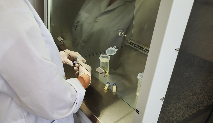 Na câmara de fluxo, reagentes são adicionados às amostras de água para realização de análise (Foto: Julio Nogueira/Semae)