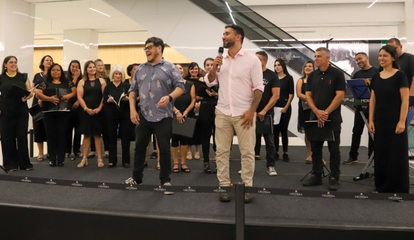 Coral de servidores se apresentou na noite desta quinta-feira do Patteo Urupema Shopping e também comandará o encerramento da campanha Natal de Sorrisos (Divulgação/ PMMC)