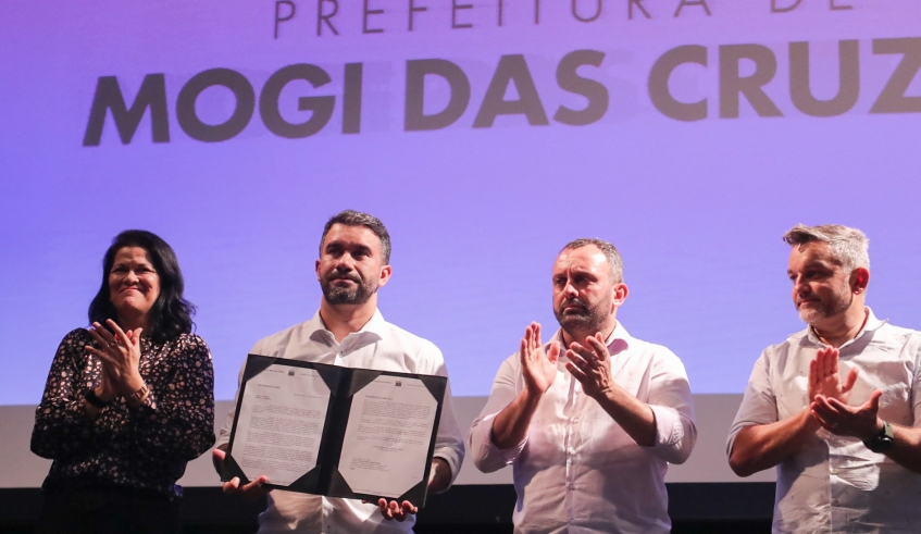 Prefeito Caio Cunha assinou o projeto de lei para a reestruturação do Plano de Carreira da Guarda Municipal, que trará benefícios para a corporação (Warley Kenji/PMMC)