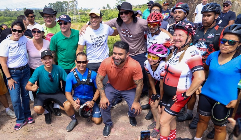 Prefeito Caio Cunha, ao lado de autoridades municipais e de ciclistas que utilizam o local para treinamento (Divulgação/PMMC)