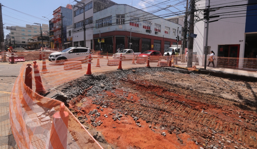 Serviços do Programa Nova Mogi de Recuperação Asfáltica avançam na Voluntário Fernando Pinheiro Franco (Warley Kenji/PMMC)