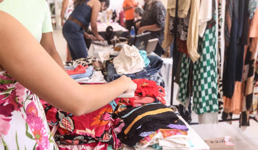Feira de Verão do Fundo Social foi aberta nesta quarta-feira, segue até esta quinta e reúne 21 expositores, de diferentes segmentos, no saguão da Prefeitura (Warley Kenji/PMMC)