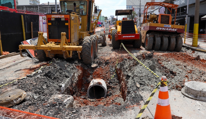 Obra na avenida Voluntário Fernando Pinheiro Franco avança para o 3º trecho com escavações para a drenagem (Divulgação/PMMC)