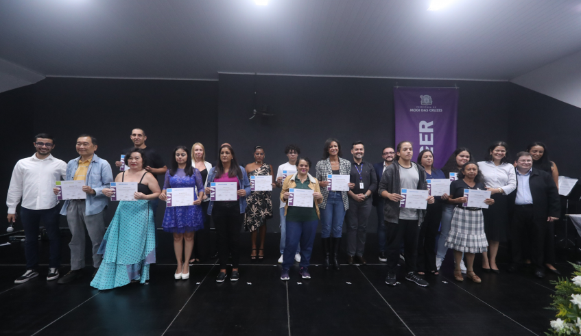 Foram entregues os certificados de 14 cursos oferecidos pelo CRESCER em parceria com o Senai, dos alunos que participaram da segunda edição dos cursos de hotelaria em parceria com o Club Med e o Senac . . .