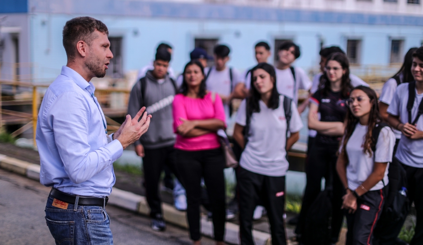 Estudantes aprenderam sobre processo de captação e diversas fases do tratamento da água, até deixá-la potável (Foto: Warley Kenji/PMMC)