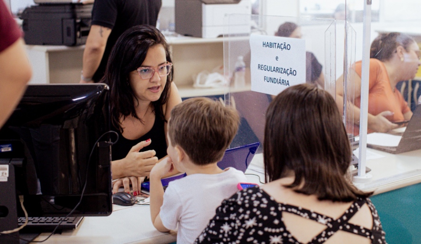 O atendimento personalizado no PAC, exclusivo às pessoas que já participaram de reunião no Cemforpe, já teve início, com análise de documentação (Warley Kenji/PMMC)