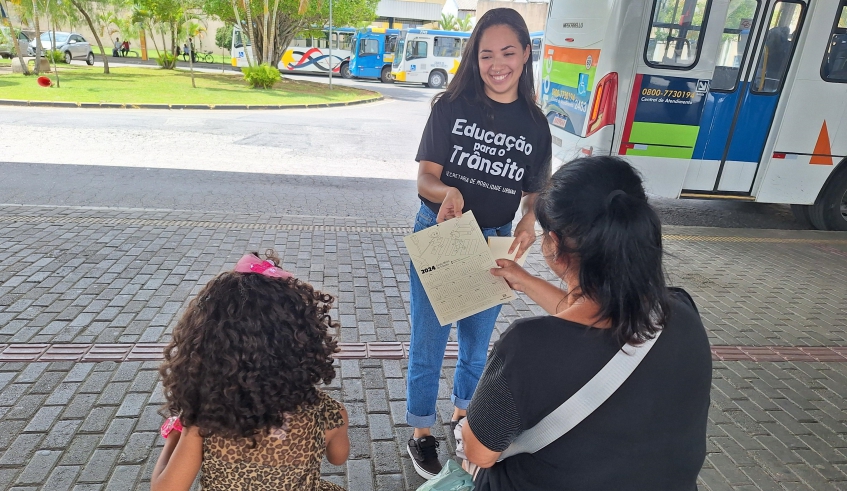 Equipe da Secretaria Municipal de Mobilidade Urbana fez a entrega de material informativo com atividade para pais, responsáveis e pessoas que têm crianças em casa (Divulgação)