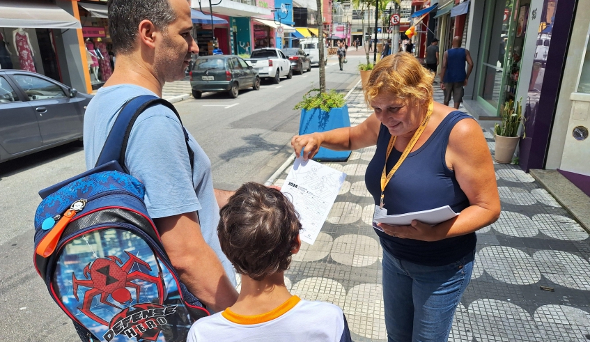 Equipe da Secretaria Municipal de Mobilidade Urbana fez a entrega de material informativo com atividade para pais, responsáveis e pessoas que têm crianças em casa (Divulgação)
