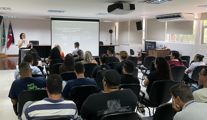 A importância da participação da mulher na mobilidade urbana foi discutida durante evento, que contou com a participação da especialista Helena Coelho e dinâmicas (Luiz Maritan/PMMC)