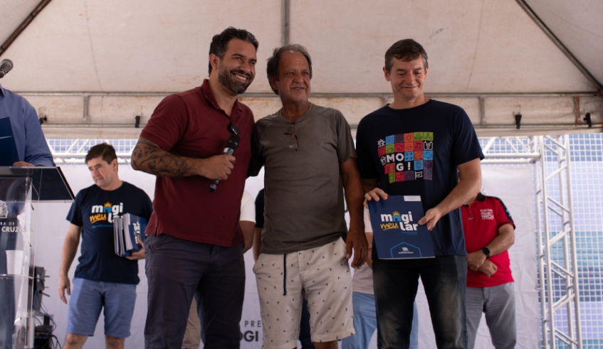 Moradores de quatro quadras de Jundiapeba receberam no último sábado, após uma espera de décadas, os títulos de regularização de seus imóveis (Warley Kenji/ PMMC)
