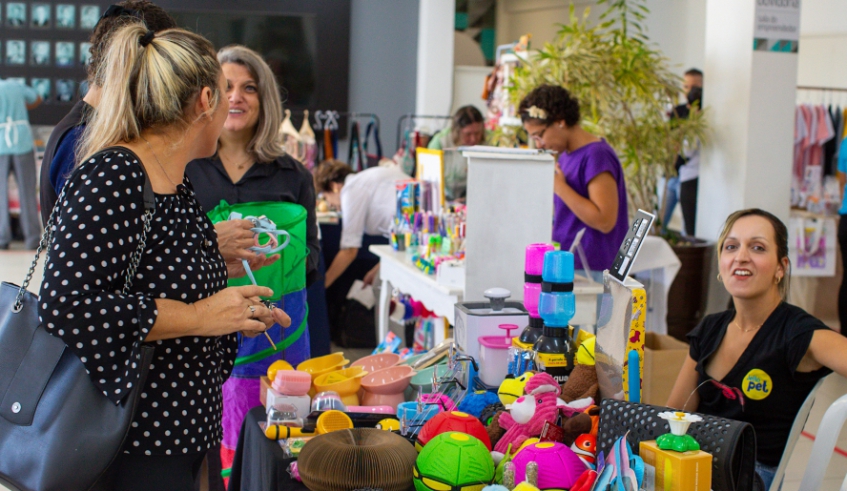 A segunda edição da Feirinha Solidária do Fundo Social segue montada até esta quarta-feira no saguão da Prefeitura, com 24 expositores (Warley Kenji/ PMMC)