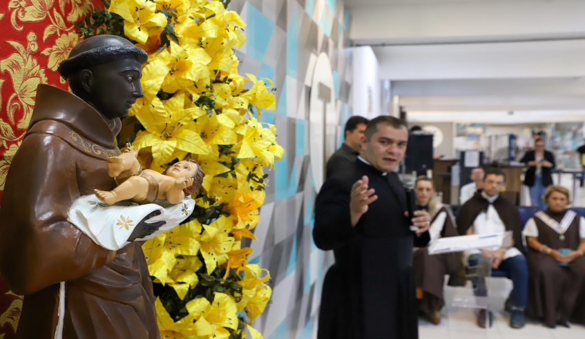 Altar de São Benedito está no saguão da Prefeitura (Divulgação/PMMC)