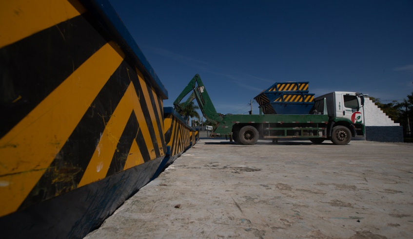 Funcionários da Prefeitura e da empresa responsável pela coleta trabalham nos últimos detalhes para a reabertura do ecoponto do Jardim Armênia (Warley Kenji/PMMC)