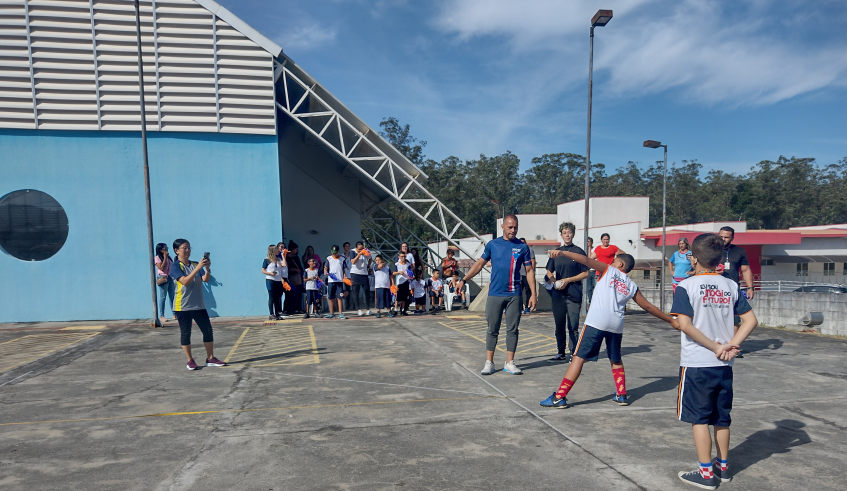 Os alunos participaram da prova de arremesso de pelota no evento. (Divulgação/PMMC)