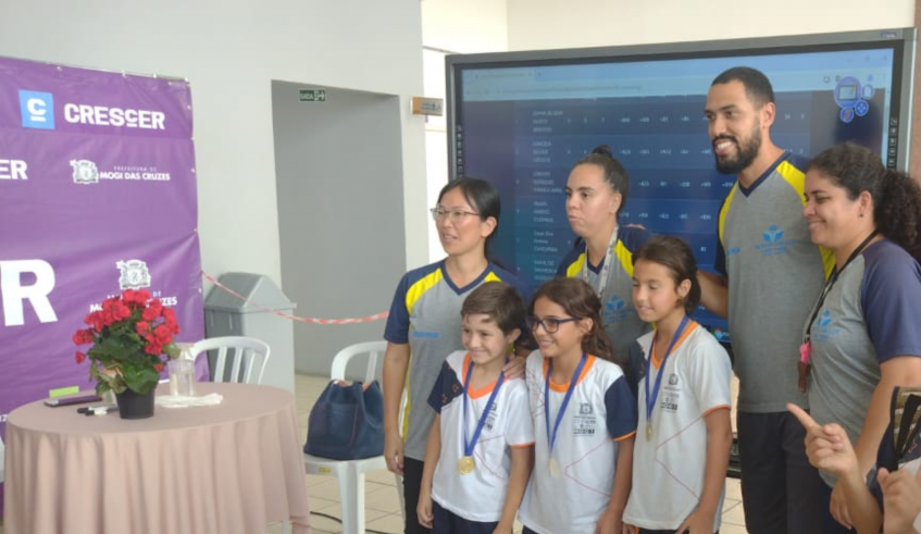 Da esquerda para a direita: Lorenzo, Sophia e Manoela, o trio vencedor do xadrez na 2ª Olimpíada e Paralimpíada Pequenos Esportistas. (Divugalção/PMMC)