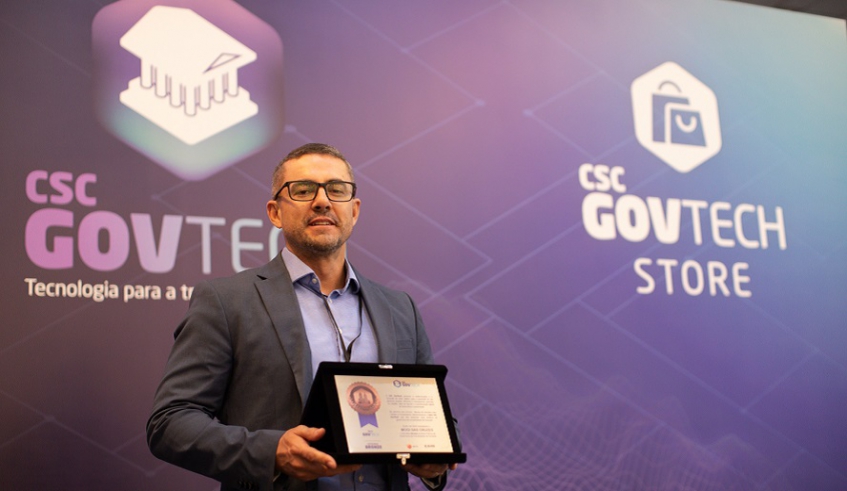 Secretário municipal de Transparência e Dados Abertos, Marcos Torres, mostra a premiação recebida por Mogi das Cruzes nesta semana (Warley Kenji/PMMC)