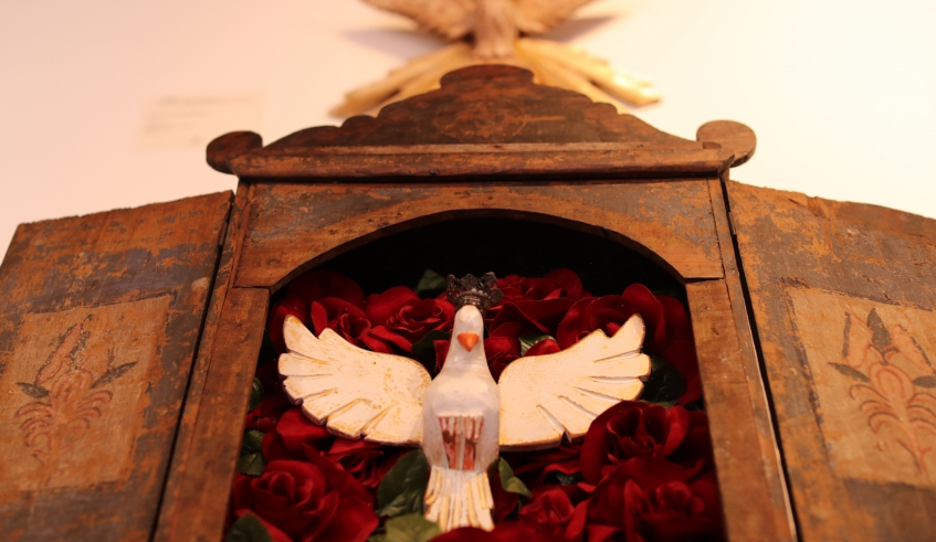Imagem da exposição "Festa do Divino Espírito Santo de Mogi das Cruzes - Professora Amália Thereza Manna de Deus" no Museu Histórico Profª Guiomar Pinheiro Franco (Warley Kenji/PMMC)