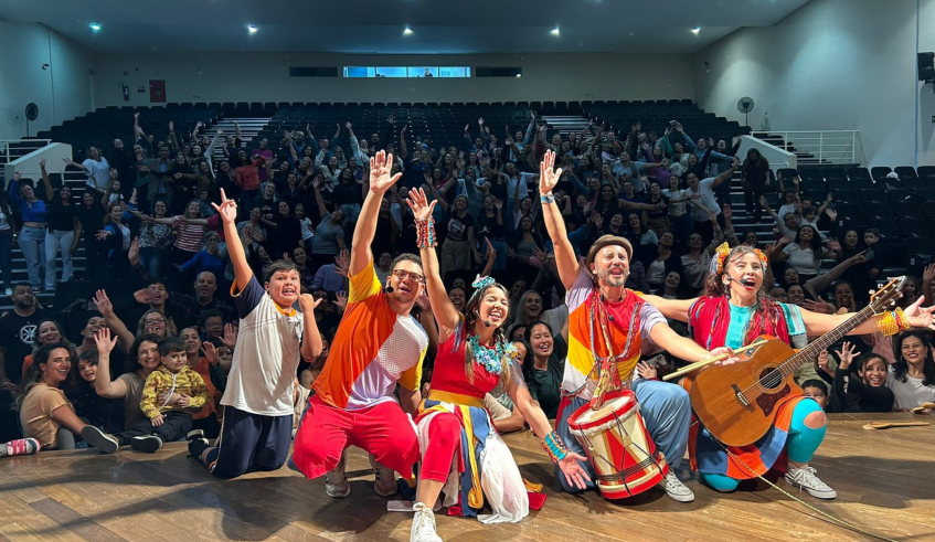 O grupo grupo Brincantes - Palavra Cantada fez os participantes brincarem e cantarem no Auditório do Cemforpe no lançamento da Semana Mundial do Brincar de Mogi das Cruzes. (Divulgação/PMMC)