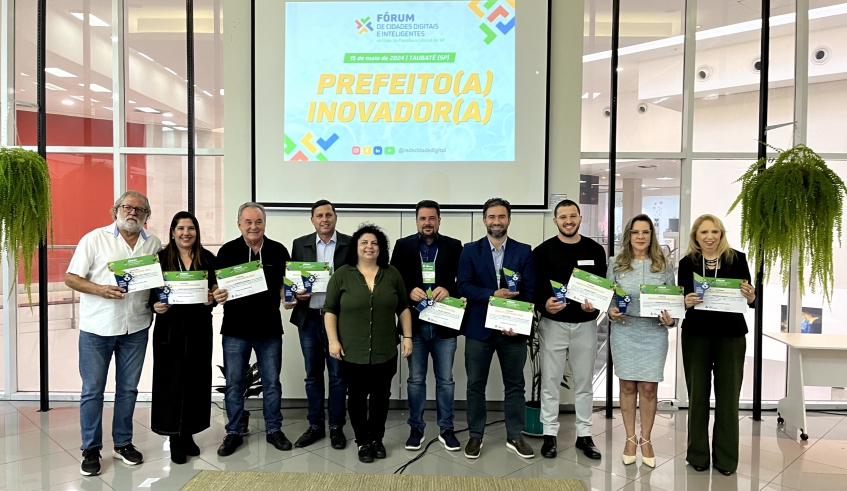 Durante evento em Tautabé, prefeito Caio Cunha recebeu certificado de Prefeito Inovador (Divulgação)