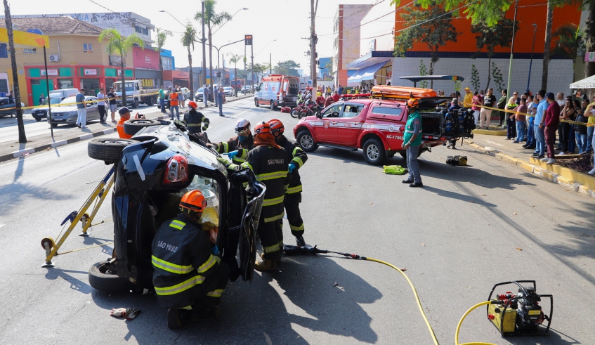 Simulado Emergência mostrou como é feito o atendimento de um acidente envolvendo dois veículos e uma motocicleta, com diversas pessoas feridas (Divulgação/PMMC)