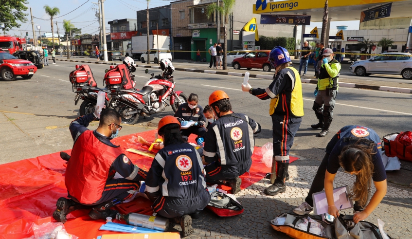 Simulado Emergência mostrou como é feito o atendimento de um acidente envolvendo dois veículos e uma motocicleta, com diversas pessoas feridas (Divulgação/PMMC)