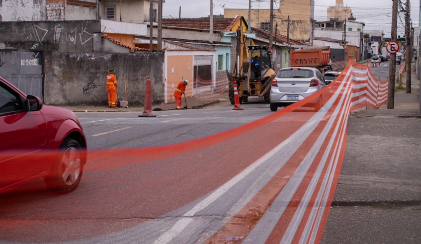 Programa Nova Mogi inicia obras de recuperação asfáltica em trecho da Rua Casarejos (Warley Kenji/PMMC)
