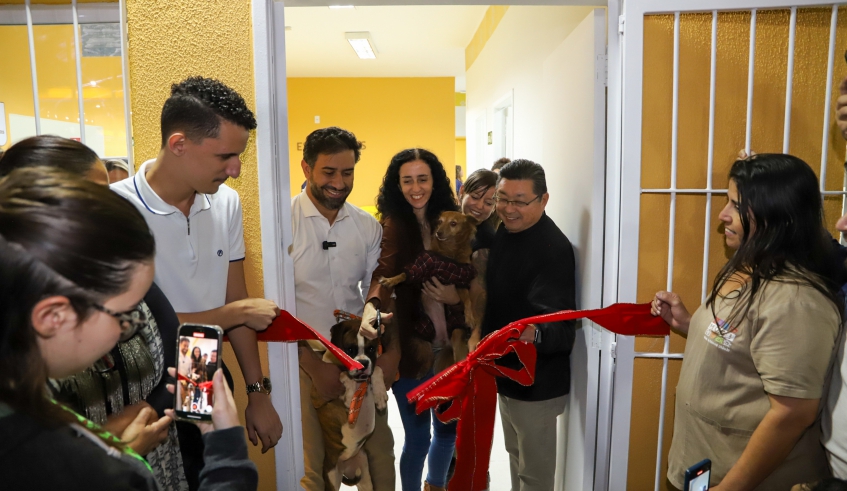 Clínica foi inaugurada na noite de sexta-feira (24/05); evento contou com presença de autoridades e entidades da causa animal (Divulgação/PMMC)