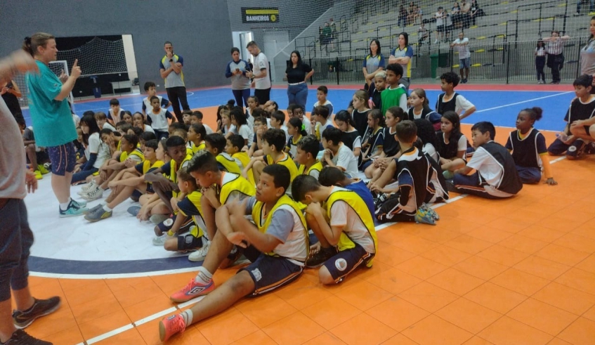 Todos os alunos receberam medalhas e as quatro escolas semifinalistas foram agraciadas com troféus. (Divulgação/PMMC)