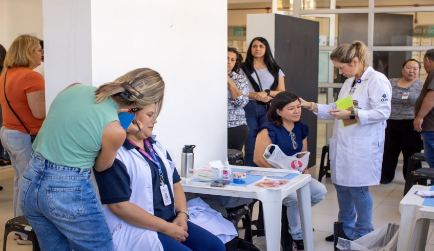 Público conheceu Práticas Integrativas aplicadas na Rede Psicossocial, como a Auriculoterapia (foto: Warley Kenji/PMMC)