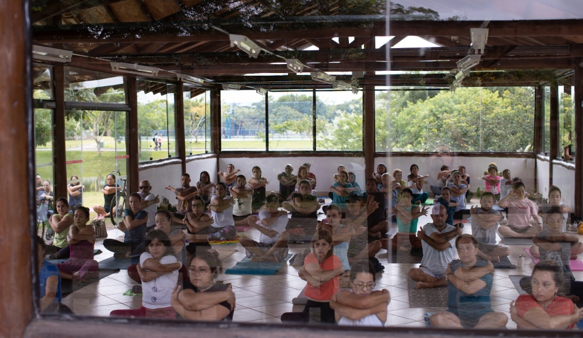 Eco Yoga é pensada e elaborada para mulheres, homens, idosos e crianças para proporcionar mais qualidade de vida e sensibilização sobre meio ambiente (Warley Kenji/PMMC)