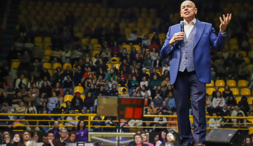 Leandro Karnal, trouxe uma reflexão sobre a atuação e responsabilidade de cada um nos processos educativos dos estudantes (Divulgação/PMMC)