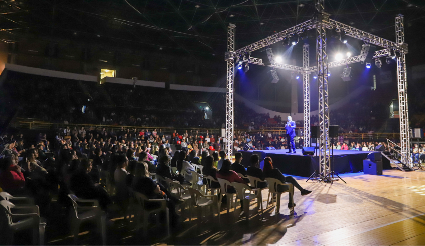 O Ginásio Municipal de Esportes Prof. Hugo Ramos, no Mogilar, foi o palco de um encontro que reuniu 3,5 mil profissionais da educação pública mogiana (Divulgação/PMMC)
