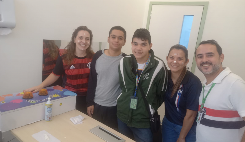 Na Escola Clínica, o ambiente terapêutico transformou-se em um espaço de diversão e segurança, favorecendo o aprendizado. (Divulgação/PMMC)