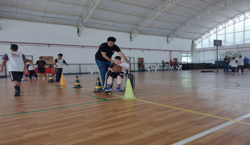 Uma das estações contou com circuito de zigue-zague entre cones com arremesso em arcos com três alturas. (Divulgação/PMMC)