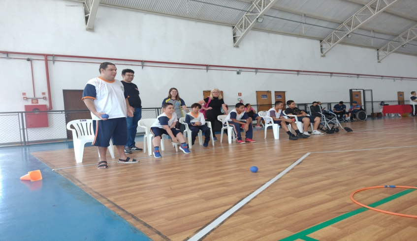 Alunos PCDs jogam bocha adaptada na última modalidade da 2ª Olimpíada e Paralimpíada Pequenos Esportistas. (Divulgação/PMMC)